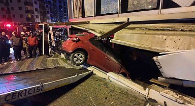 Üsküdar'da kontrolden çıkan otomobil iş yerine daldı