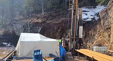 Üzerine kaya düşen işçi öldü