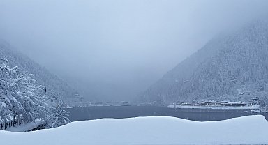 Uzungöl beyaza büründü: Kar kalınlığı 1 metreyi aştı