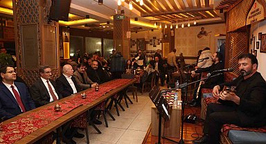 Vali Baruş ve Başkan Sekmen aşıkları dinledi