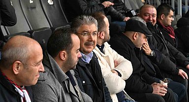 Vali Erdinç Yılmaz, Eskişehirspor'un Altay maçını tribünden takip etti