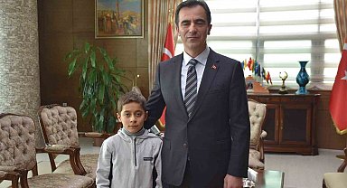 Vali Karakaya'dan kar altında İstiklal Marşı okuyan öğrenciye teşekkür