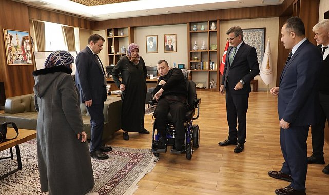 Vali Musa Işın, engelli vatandaş İsmet Öksüz'e yeni engelli aracını takdim etti