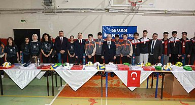 Vali Şimşek spor malzemesi dağıtımında öğrencilerle sahaya indi