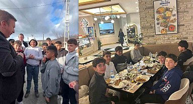 Vali, sokakta top oynayan çocukları iftara davet etti