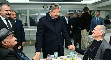 Vali Yılmaz, huzurevi sakinleriyle bir araya geldi