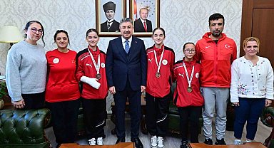 Vali Yılmaz, işitme engelli taekwondo sporcuları ile bir araya geldi