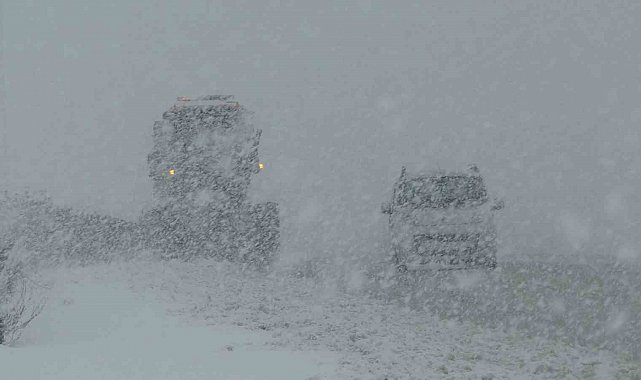 Van Kurubaş Geçidi'nde kar yağışı ve sis etkili oldu