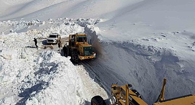 Van'da 3 bin 300 rakımlı mezra yolunda karla mücadele sürüyor