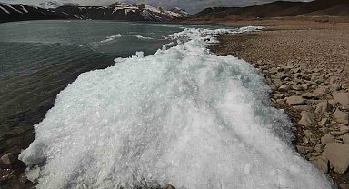 Van'da baraj gölünde donan dalgalar görsel şölen sundu