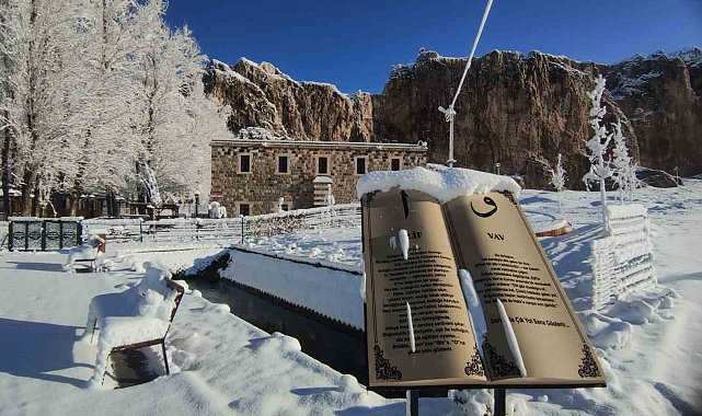 Van'da gece yağan kar kartpostallık manzaralar oluşturdu