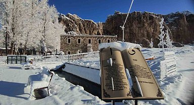 Van'da gece yağan kar kartpostallık manzaralar oluşturdu