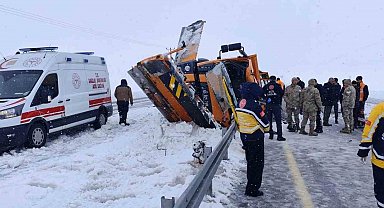 Van'da Karayollarına ait iş makinesi kaza yaptı: 1 ölü, 1 ağır yaralı