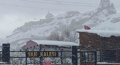 Van'da kardan dolayı kapanan 390 yoldan 230'u açıldı
