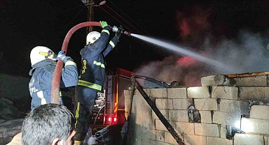 Van'da korkutan ahır yangını: 3 inek son anda kurtarıldı