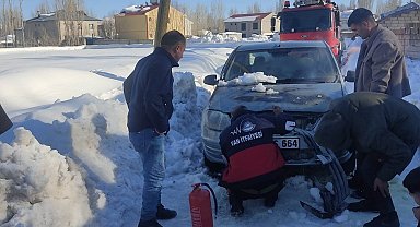 Van'da seyir halindeki otomobil yandı