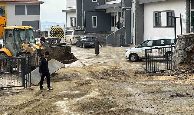 Vatandaş 'Zor olamaz' diye paylaştı, Hatay Büyükşehir Belediyesi öğrencilerin okul yolunu temizlendi