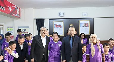 Vezirköprü'de özel öğrencilere Samsunspor forması sürprizi