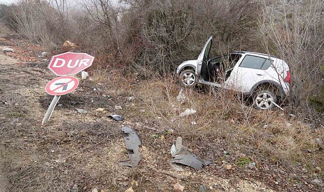 Virajı alamayan otomobil ağaçlara çarparak durabildi: 3 yaralı