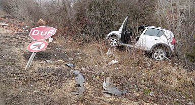 Virajı alamayan otomobil ağaçlara çarparak durabildi: 3 yaralı