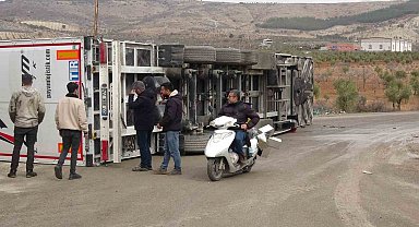 Virajı alamayan tır yan yattı