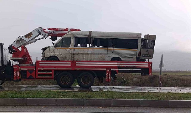 Yağış sonrası kayganlaşan yolda taklalar atan transit hurdaya döndü: 2 yaralı
