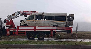 Yağış sonrası kayganlaşan yolda taklalar atan transit hurdaya döndü: 2 yaralı