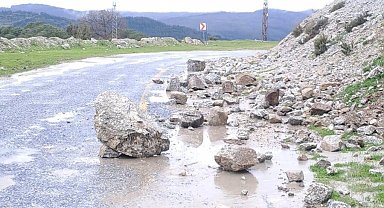Yağış sonrası topraktan kaydı, kayalar yolu kapattı