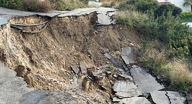 Yağışlar heyelanı tetikledi: Çeşme'de toprak kayması