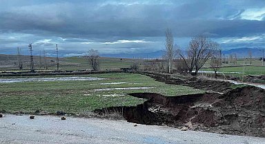 Yağmur sonrası yolda 4 metre derinliğinde çukur oluştu