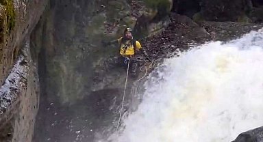 Yağmur ve kar sularıyla coşan kanyondan kurtuldu