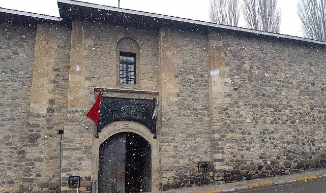 Yaklaşık 200 yıllık han, zamana direniyor