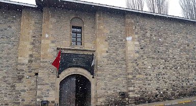 Yaklaşık 200 yıllık han, zamana direniyor