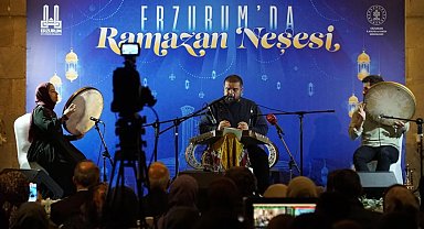 Yakutiye Medresesi'nde santurun zarif nağmeleri yankılandı