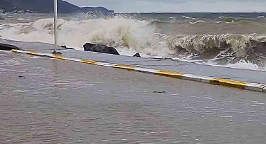 Yalova'da fırtınada dev dalgalar Esenköy kıyılarını dövdü