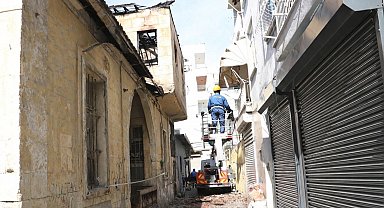 Yangında zarar gören tarihi Mersin evinin çatısı temizlendi