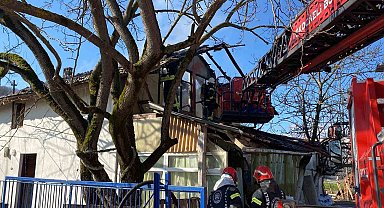 Yangını söndürmeye çalışan ev sahibi yaralandı