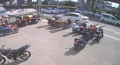 Yayalara yol veren otomobile motosikletle arkadan çarptı: 1 yaralı