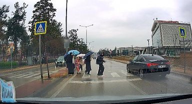 Yayalara yol vermeyen otomobil öğrencileri tehlikeye attı