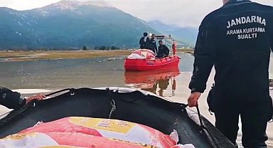 Yaylada mahsur kalan çoban ve yüzlerce hayvana botla yem ile erzak taşıdılar