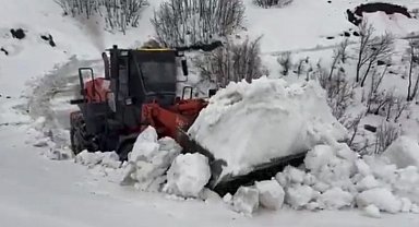 Yedisu'da kar kalınlığı 1 metreyi aştı, ekiplerin mücadelesi sürüyor