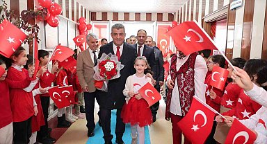 Yeni döneme ay-yıldızlı bayraklarla başladılar