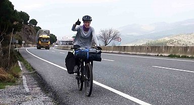 Yeni kültürleri tanımak için Brezilya'dan Çin'e pedal çeviriyor