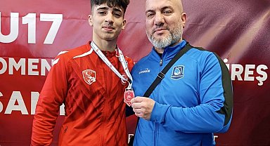 Yerlikaya'dan madalyasını alan genç güreşçi Manisa'ya gurur yaşattı