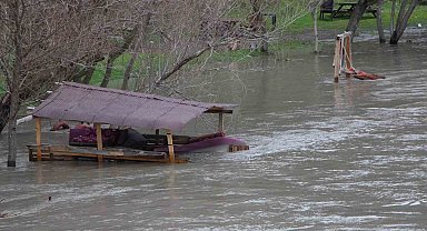 Yeşilırmak Nehri'nde su seviyesi 2 metreye kadar yükseldi, piknik masaları akıntıya kapıldı