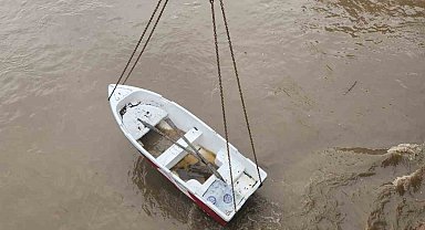 Yeşilırmak'ın sularına kapılan kayık köprüye takıldı