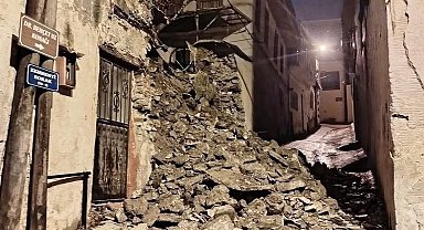 Yıkılan istinat duvarı yolu kapattı