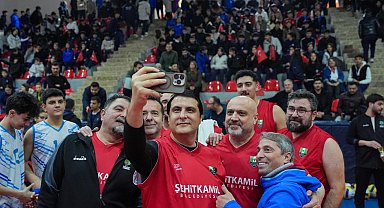 Yılmaz, parkede gençlerle kozlarını paylaştı