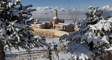 Yoğun kar yağışı tarihi sarayda eşsiz manzaralar oluşturdu