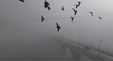 Yoğun sisten kaybolan yapılar dronla görüntülendi